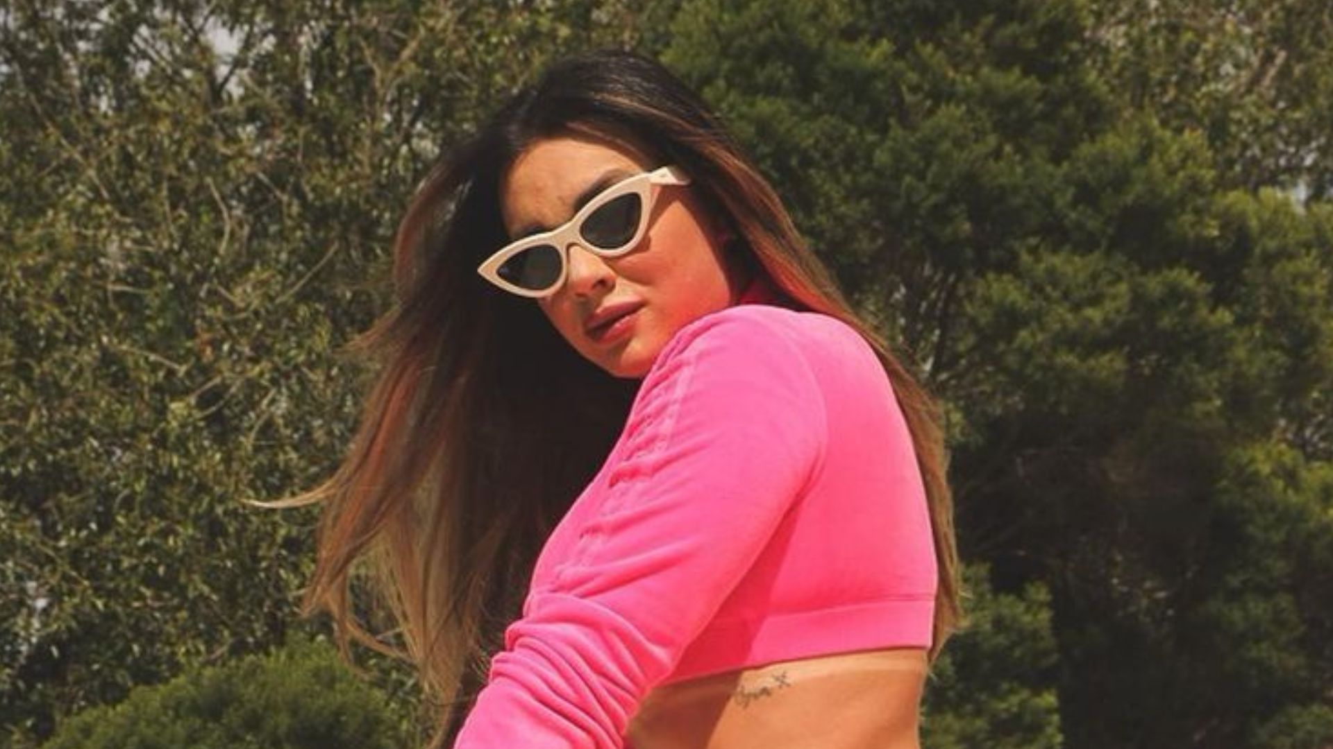 Juju Salimeni elege cropped curtíssimo e ostenta barriga trincada: “Mulherão”