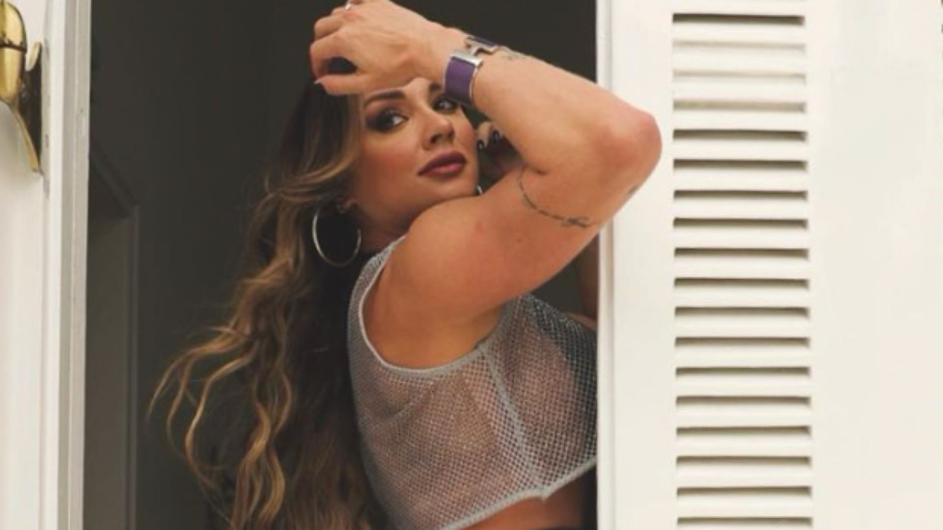 Juju Salimeni deixa bumbum todo à mostra de maiô cavado: “Não tem defeito”