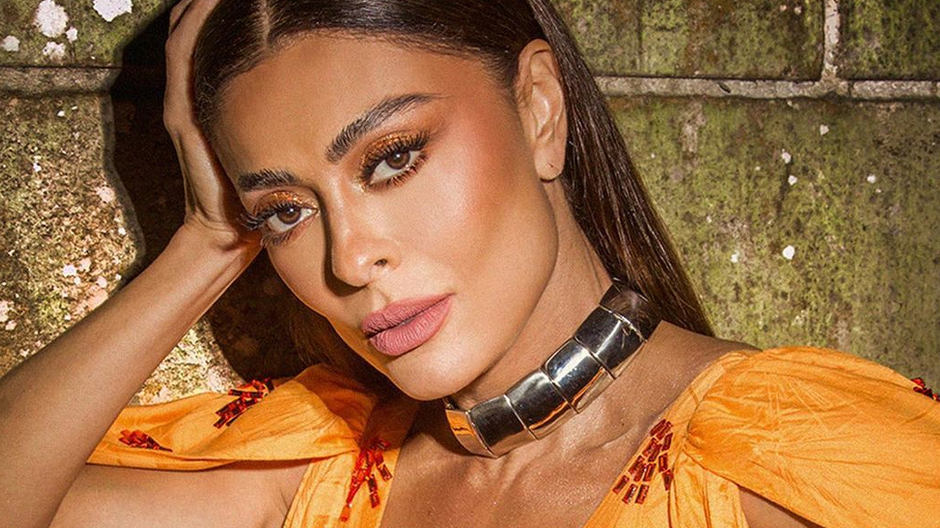 Juliana Paes aposta em vestido com duplo decote para o ‘Caldeirão’: “Pêssego”