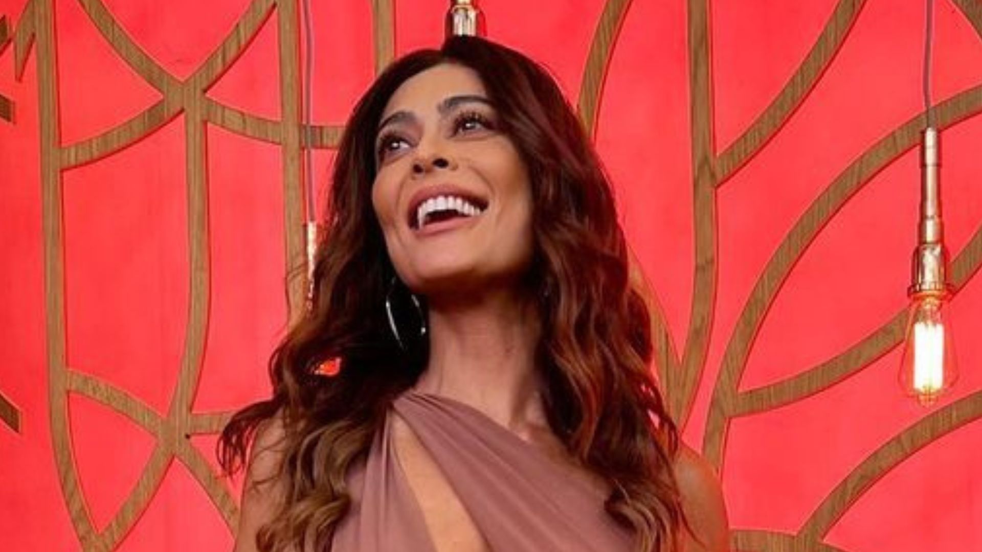 Juliana Paes vai ao Encontro com vestido coladíssimo e decote transversal: “Deusa”