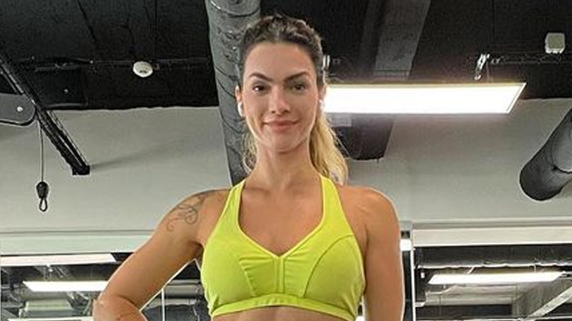 Kelly Key marca cinturinha PP e barriga sarada de legging e top: “Mulherão”