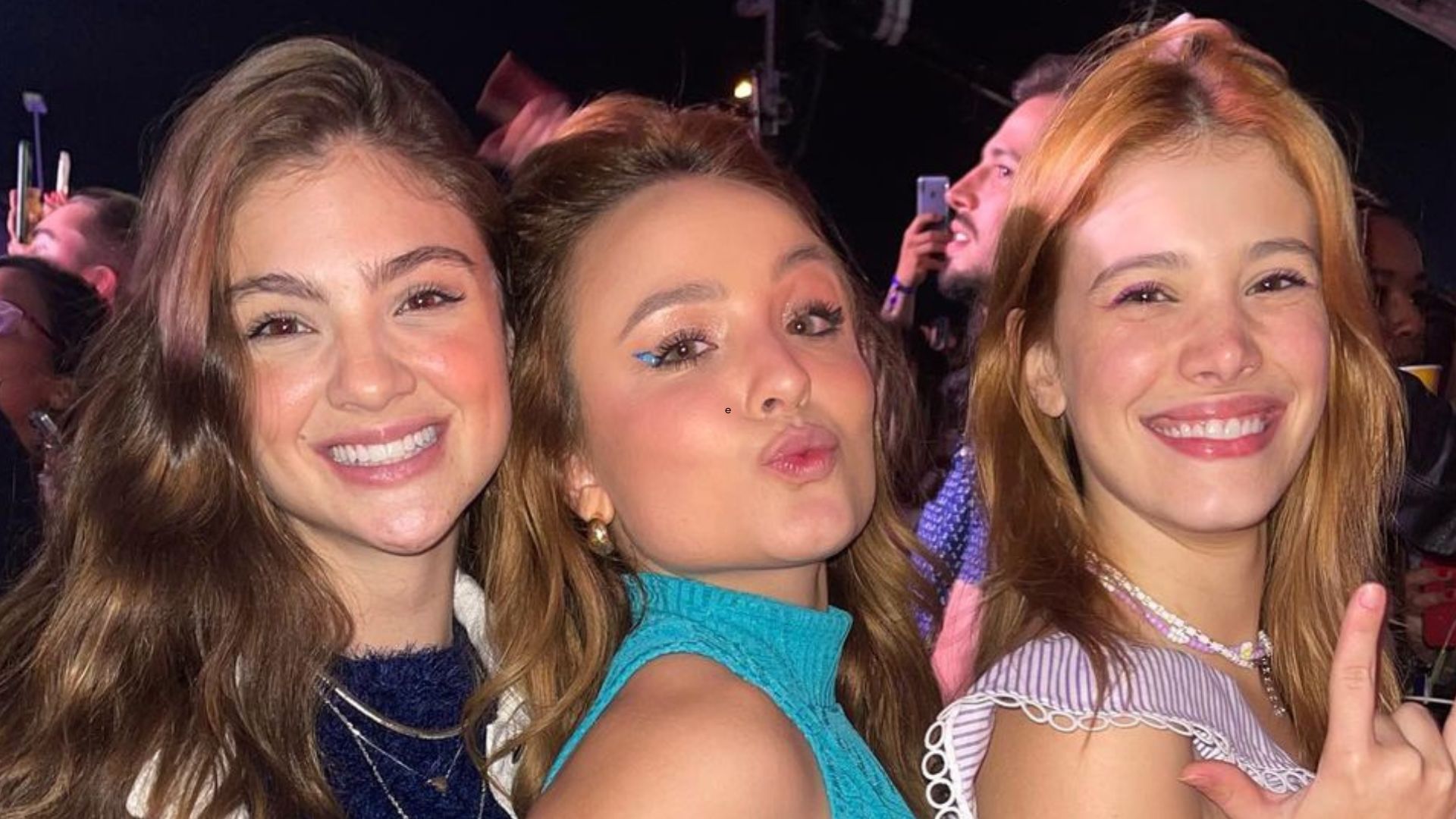 Larissa Manoela, Debora Ozório e Caroline Dallarosa curtem show e fãs vibram: “As donas de Além da Ilusão”