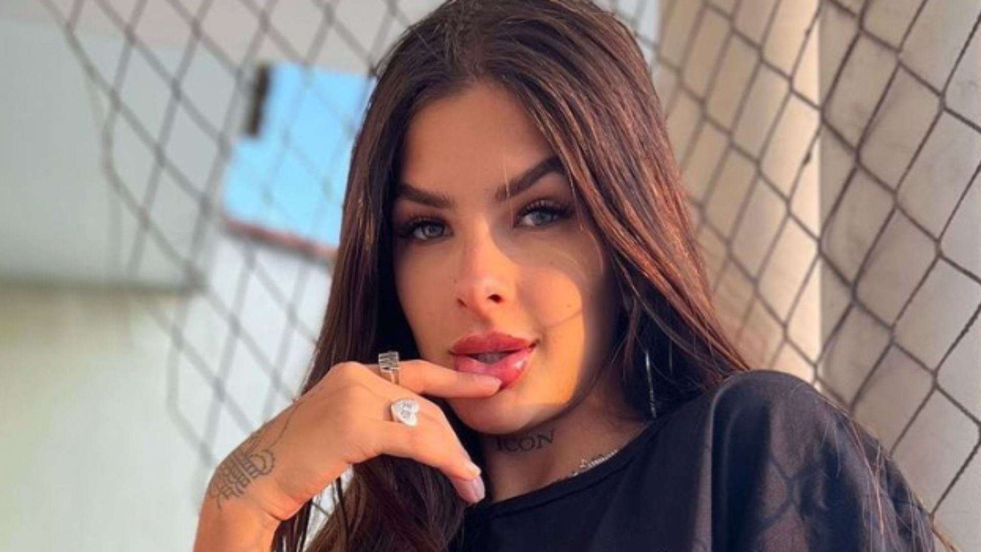 Lary Bottino ergue a camiseta para mostrar calcinha transparente: “Delícia”