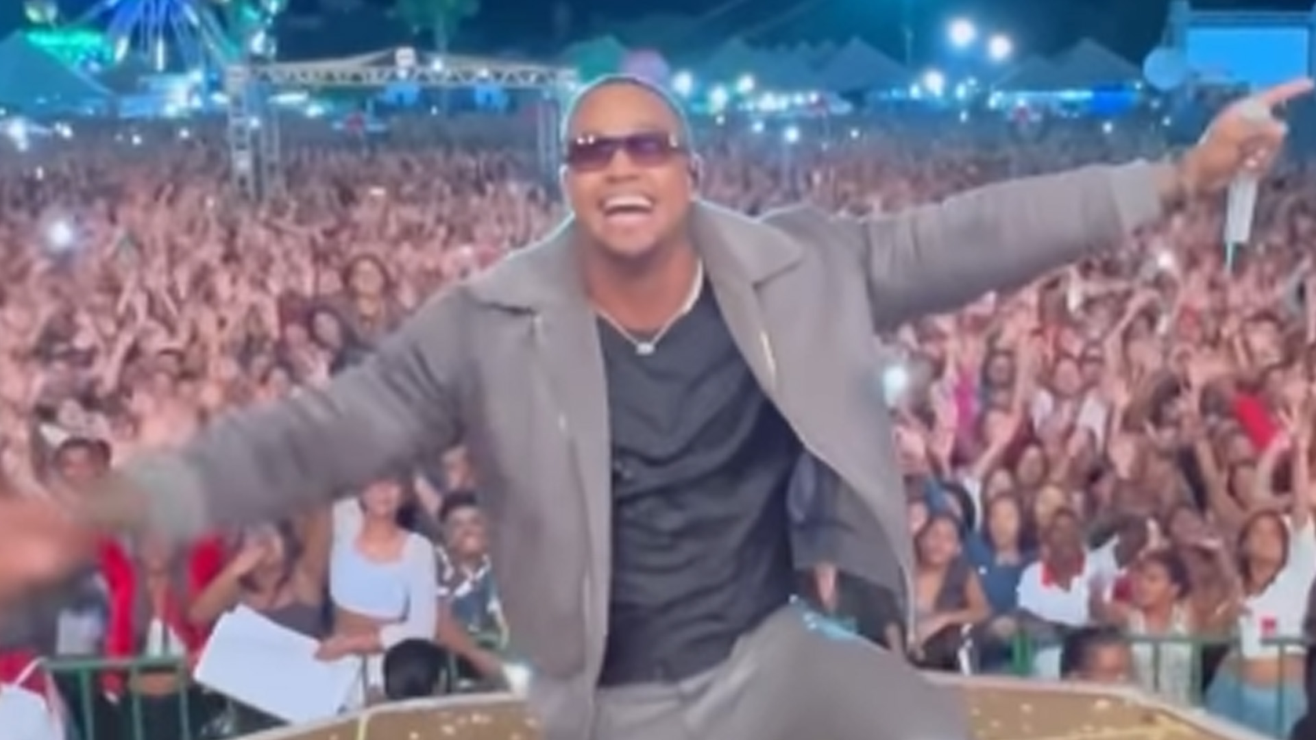 Léo Santana passa perrengue em show e perde peça de roupa: “Rasgou”