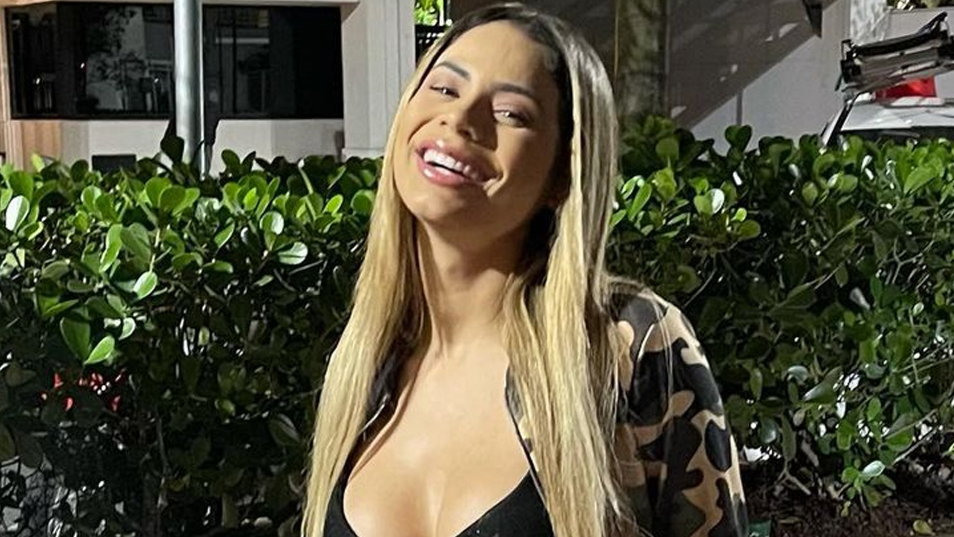 Lexa abre jaqueta e mostra decotão e barriga sarada: “Tá muito gata”