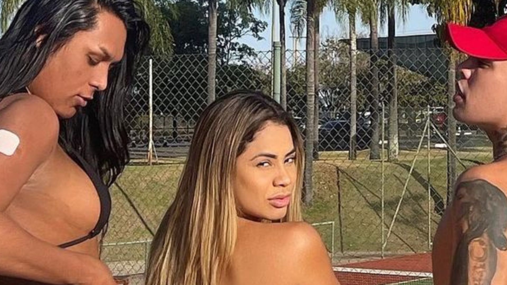 Lexa ostenta bumbum surreal ao lado de Gloria Groove e Danny Bond: “Gostosas”