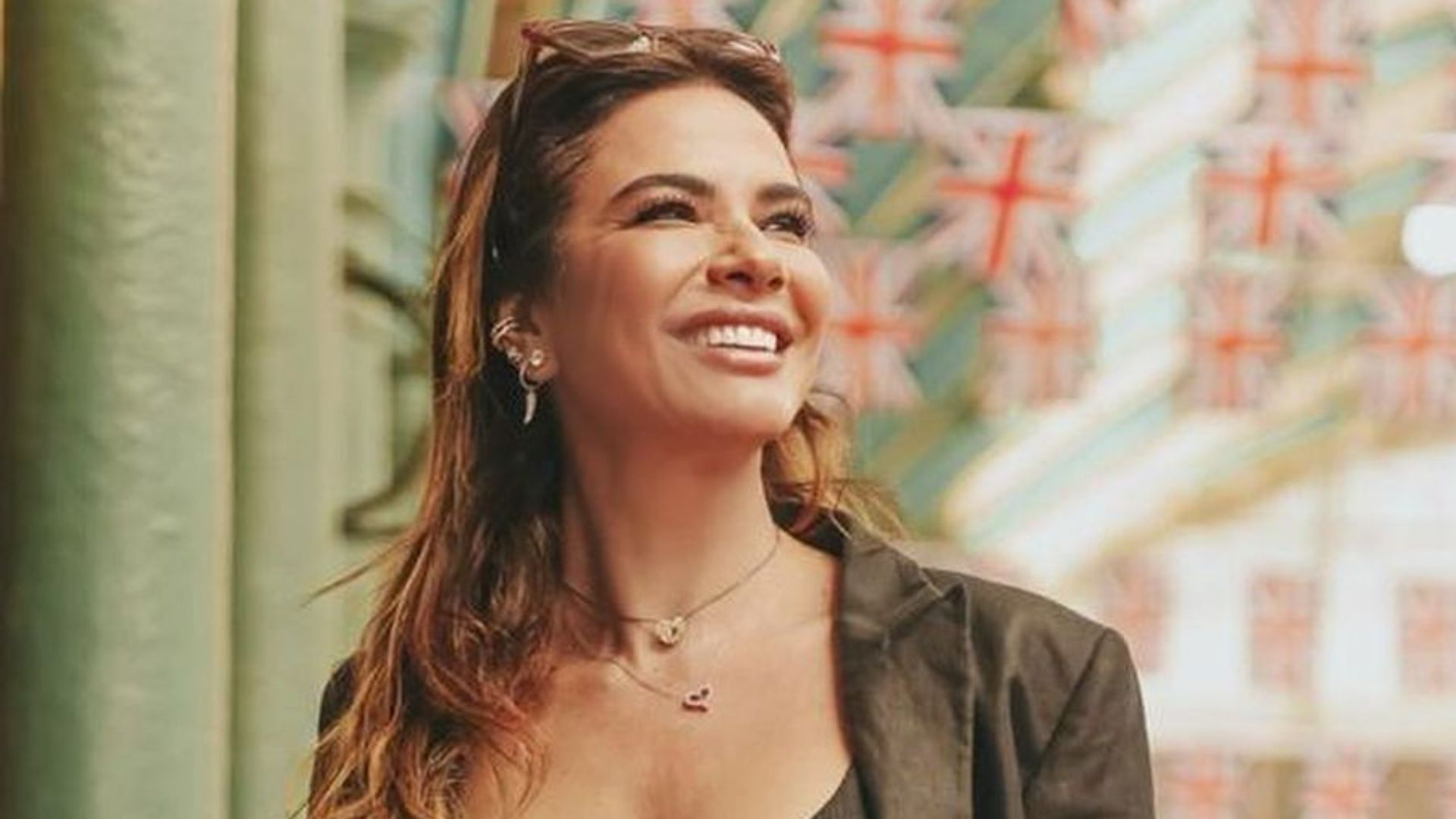 Sem sutiã, Luciana Gimenez passeia de top mínimo e deixa decotão marcar: “Deusa”
