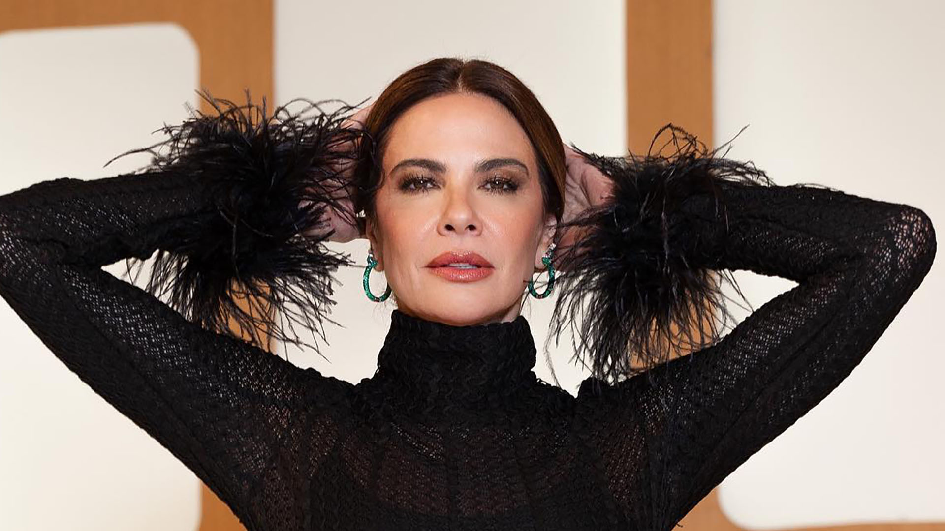 Luciana Gimenez ostenta cinturinha de pilão em vestido transparente: “Escultura”
