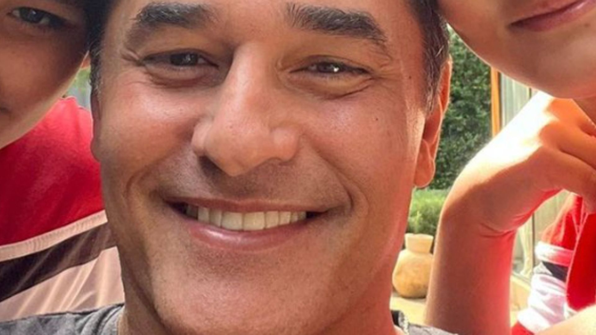 Luciano Szafir reúne os dois filhos em foto rara e beleza encanta: “Tal pai, tal filhos”
