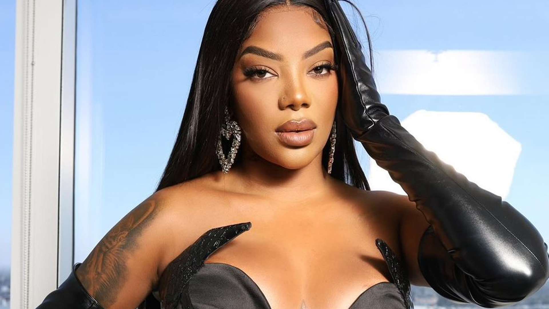Ludmilla arrasa com decote até o umbigo em prêmio internacional: “Representando”