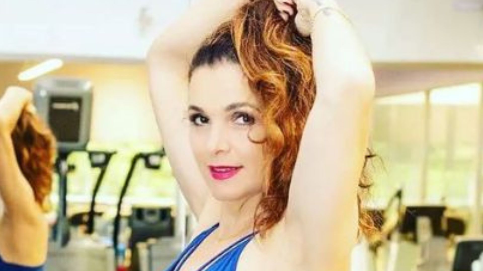 Aos 50 anos, Luiza Ambiel arrasa com look justinho e mostra curvas: “Sexy”