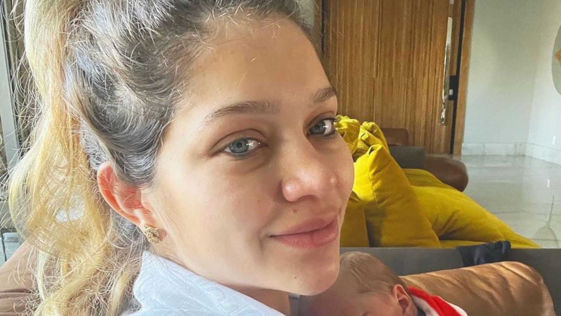 Filha do sertanejo Leandro posa com o filho recém-nascido e desabafa: “Dói”
