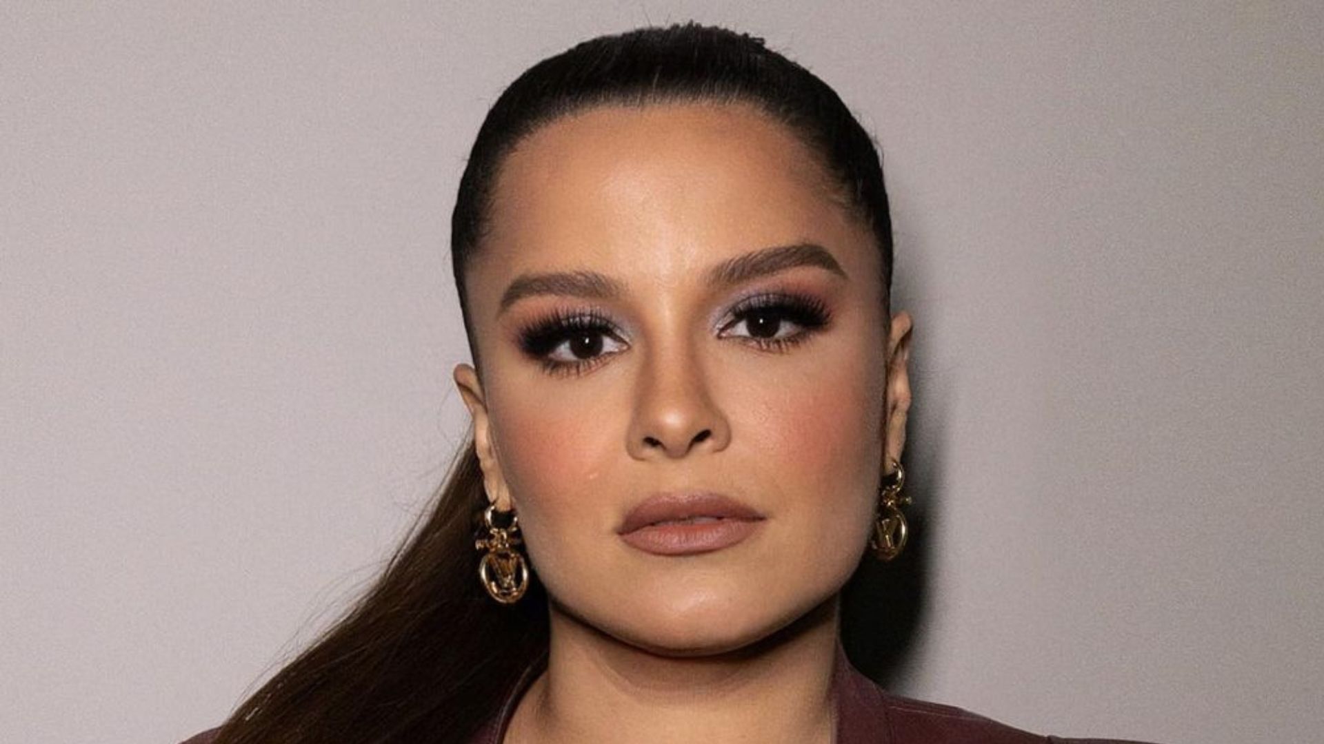 Maiara abusa com decotão em look coladinho para show e impressiona: “Poderosa”