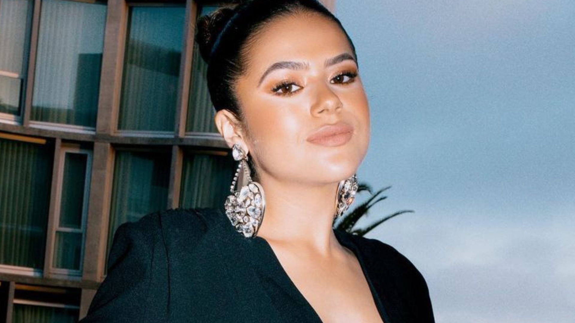 Maisa Silva aposta em decote até a barriga em look elegante e fãs babam: “Deusa”