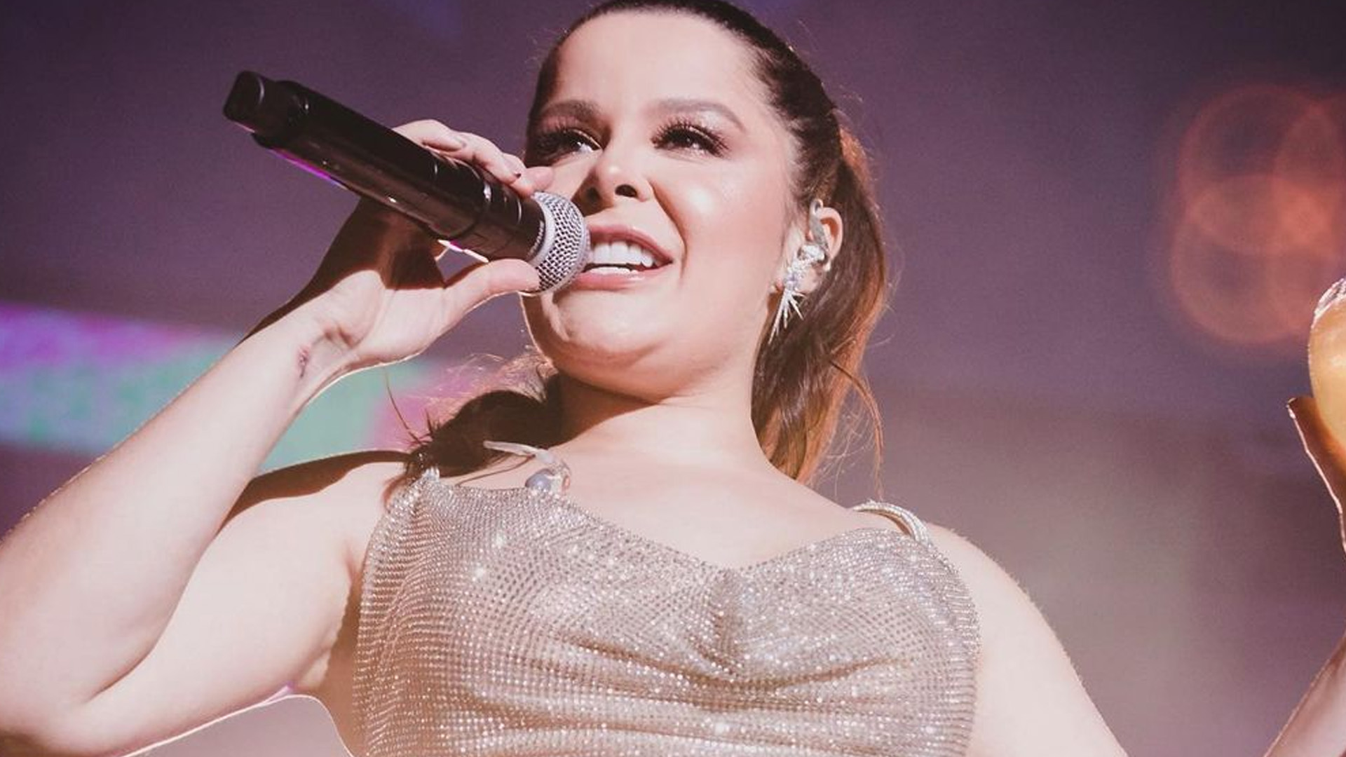 Maraisa deixa pernões em destaque ao usar vestido curtinho em show: “Mais gata”