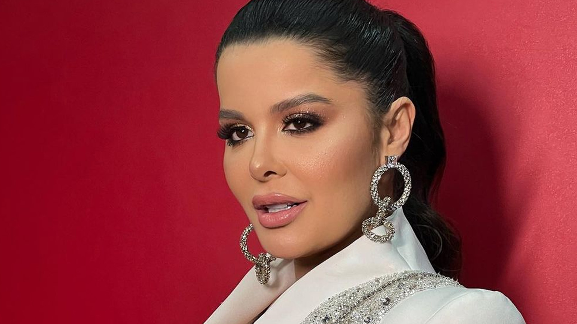 Maraisa surge em look luxuoso com cobra de brilhantes e arrasa: “Princesa”