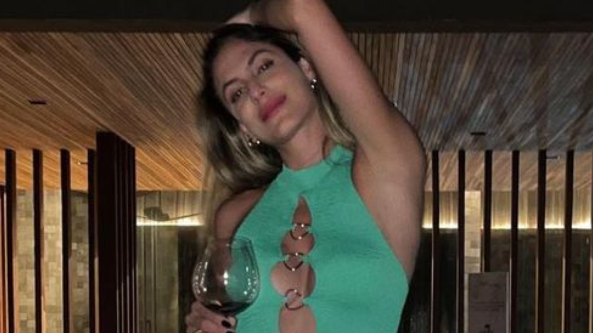 Ex-BBB Mari Gonzalez curte viagem com look despojado e exibe barriga sarada: “Gata”
