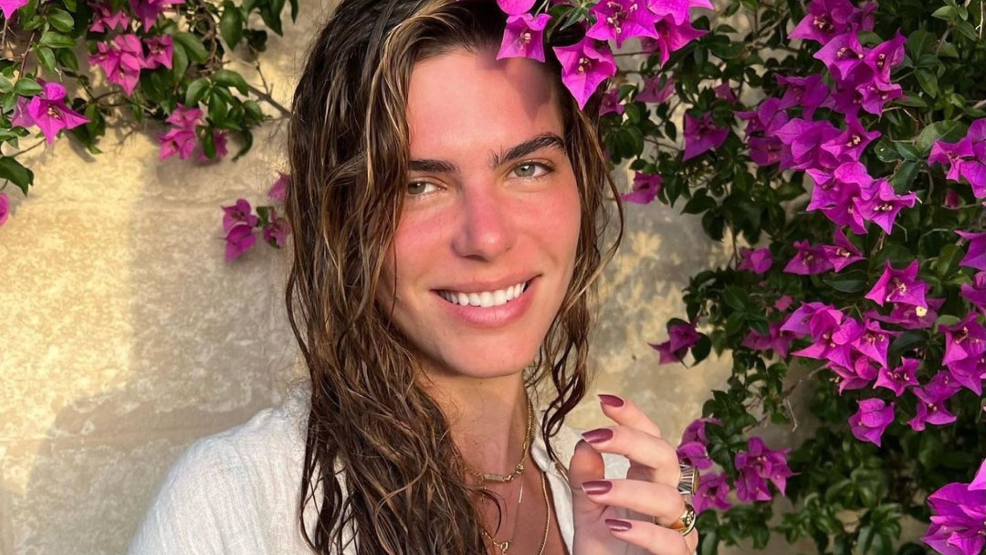 Molhada, Mariana Goldfarb surge bronzeada de biquíni e fãs babam: “Radiante”