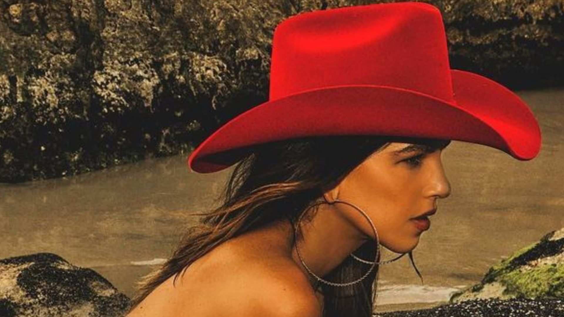 Mariana Rios sensualiza ao fazer topless em clique proibido para menores: “Obra-prima”