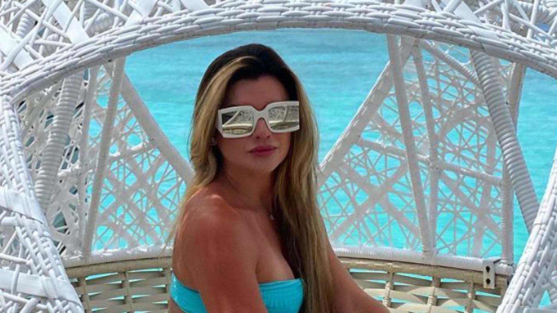 Aos 39 anos, Mirella Santos posa de biquíni e exibe corpaço em hotel de luxo: “Paraíso”