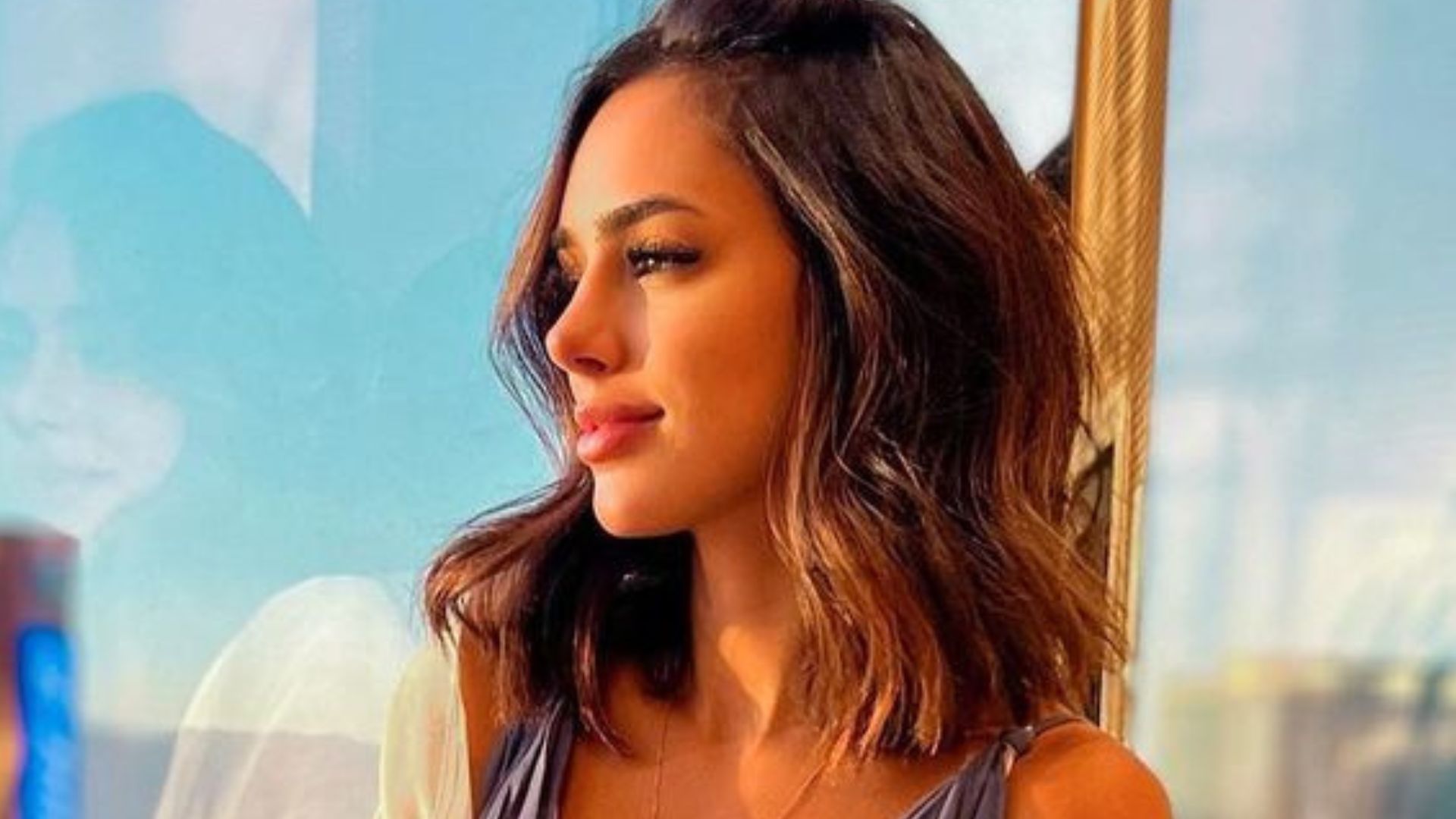 Namorada de Neymar ostenta decotão e costas nuas em vestido elegante: “Deusa”