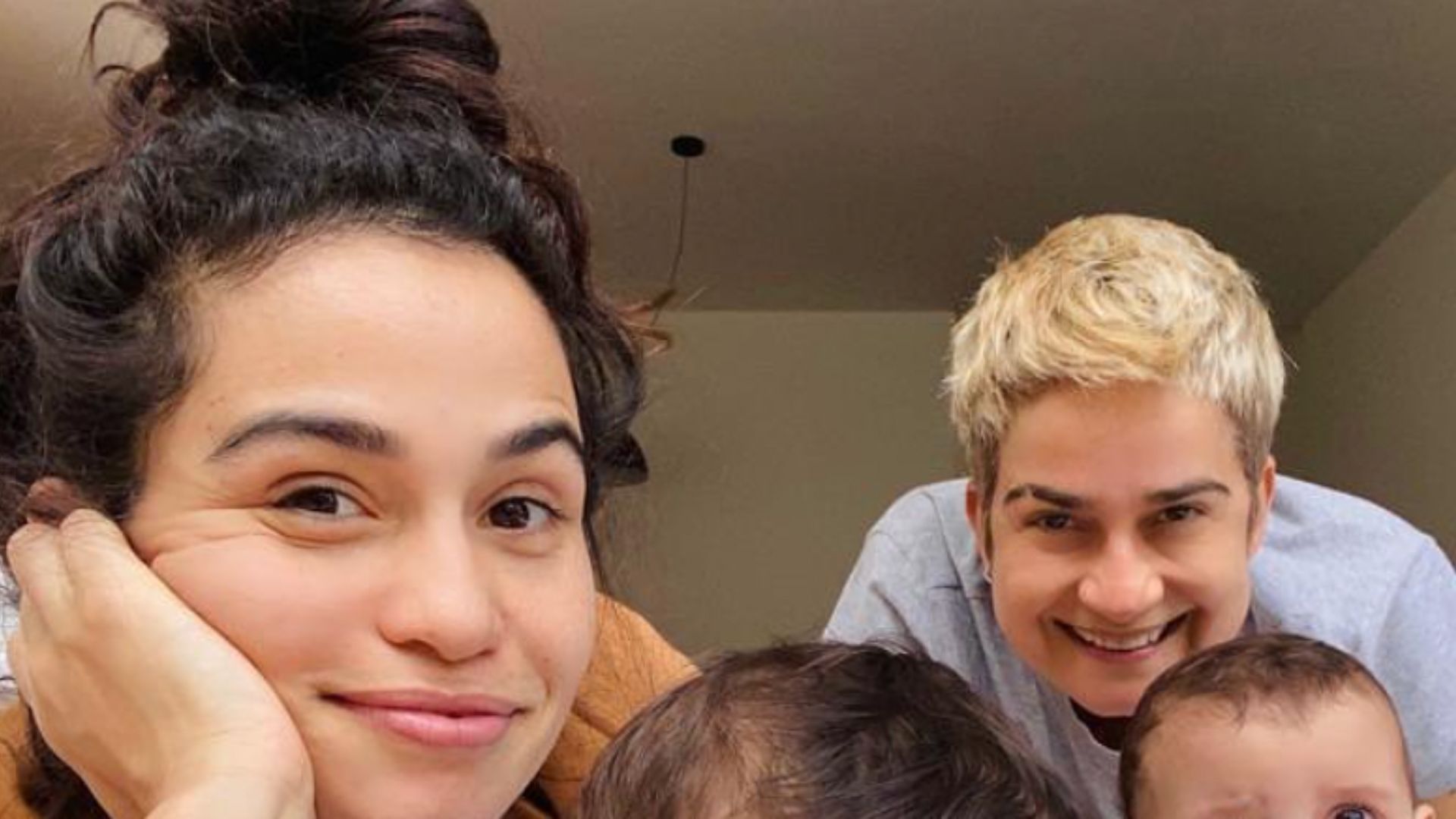 Gêmeas de Nanda Costa e Lan Lahn surgem grandonas em clique raro: “Família linda”