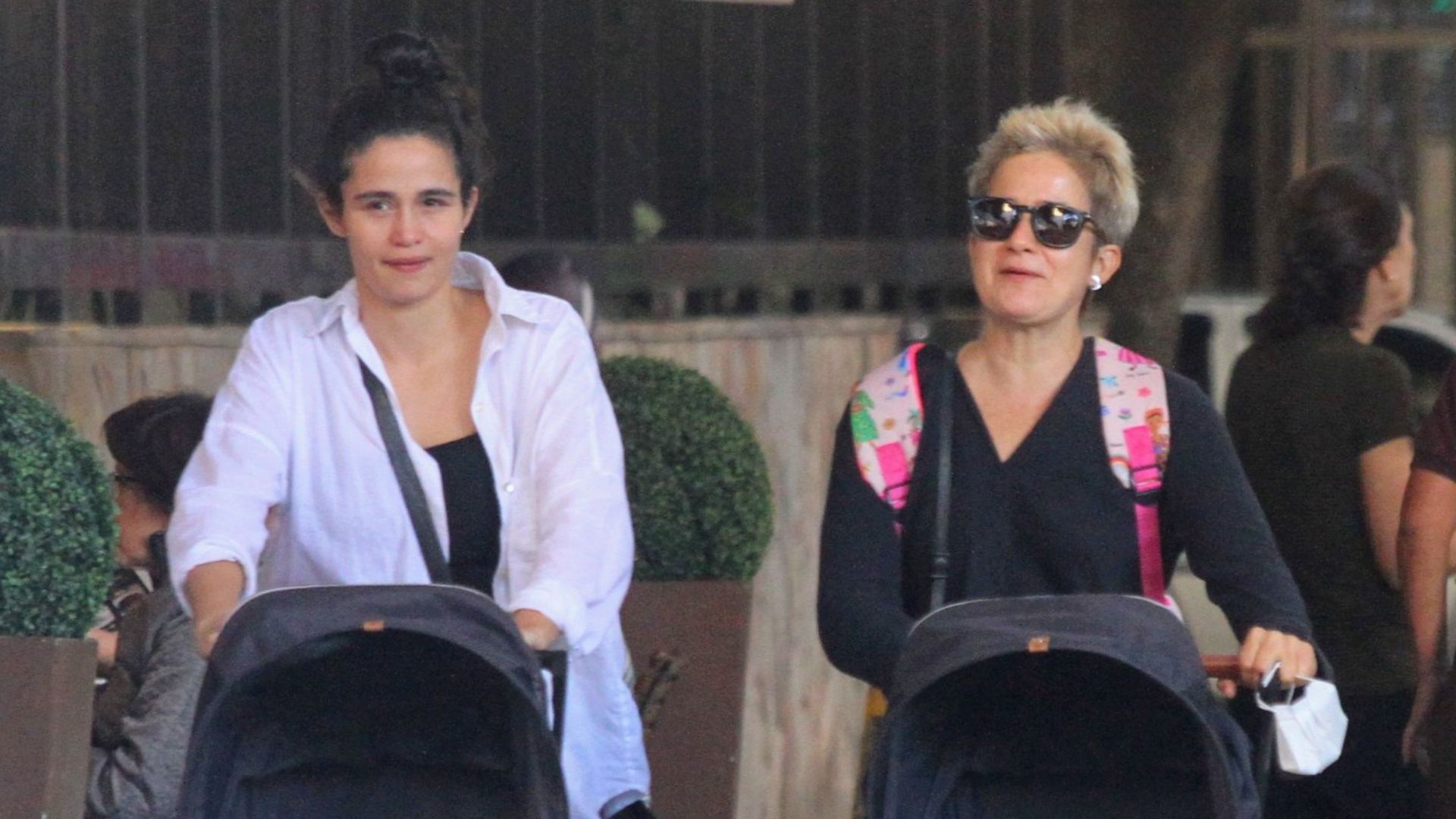 Família linda! Nanda Costa e Lan Lahn passeiam com as gêmeas que surgem grandonas