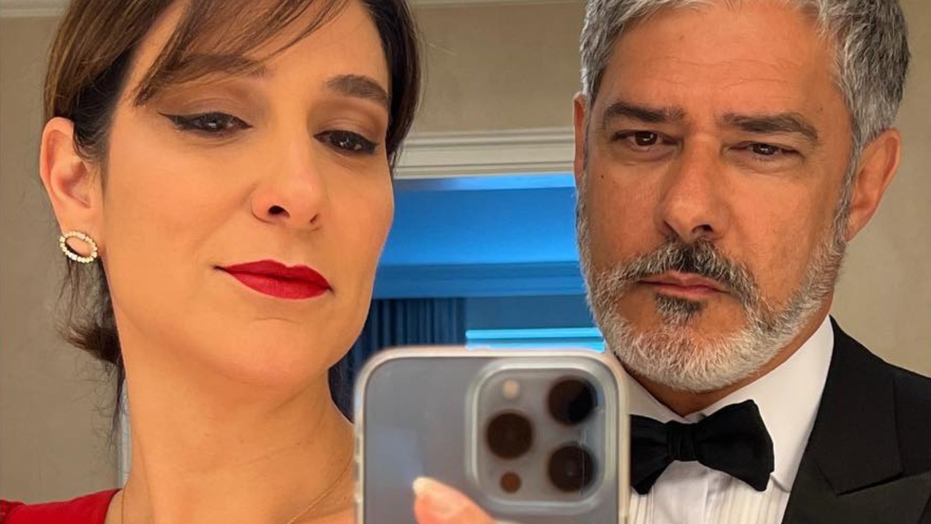 William Bonner posa em traje de gala em foto rara com a esposa, Natasha Dantas