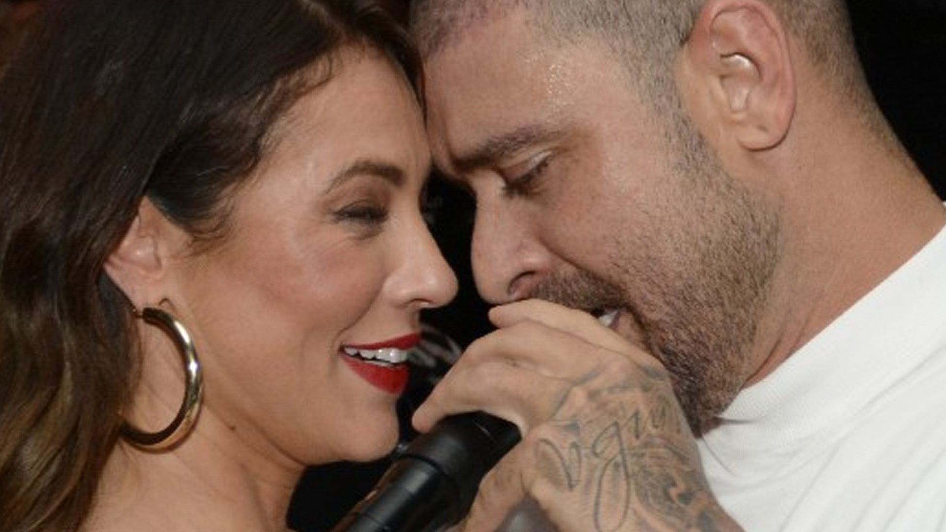 Paolla Oliveira “invade” show e agarra Diogo Nogueira em clima de paixão
