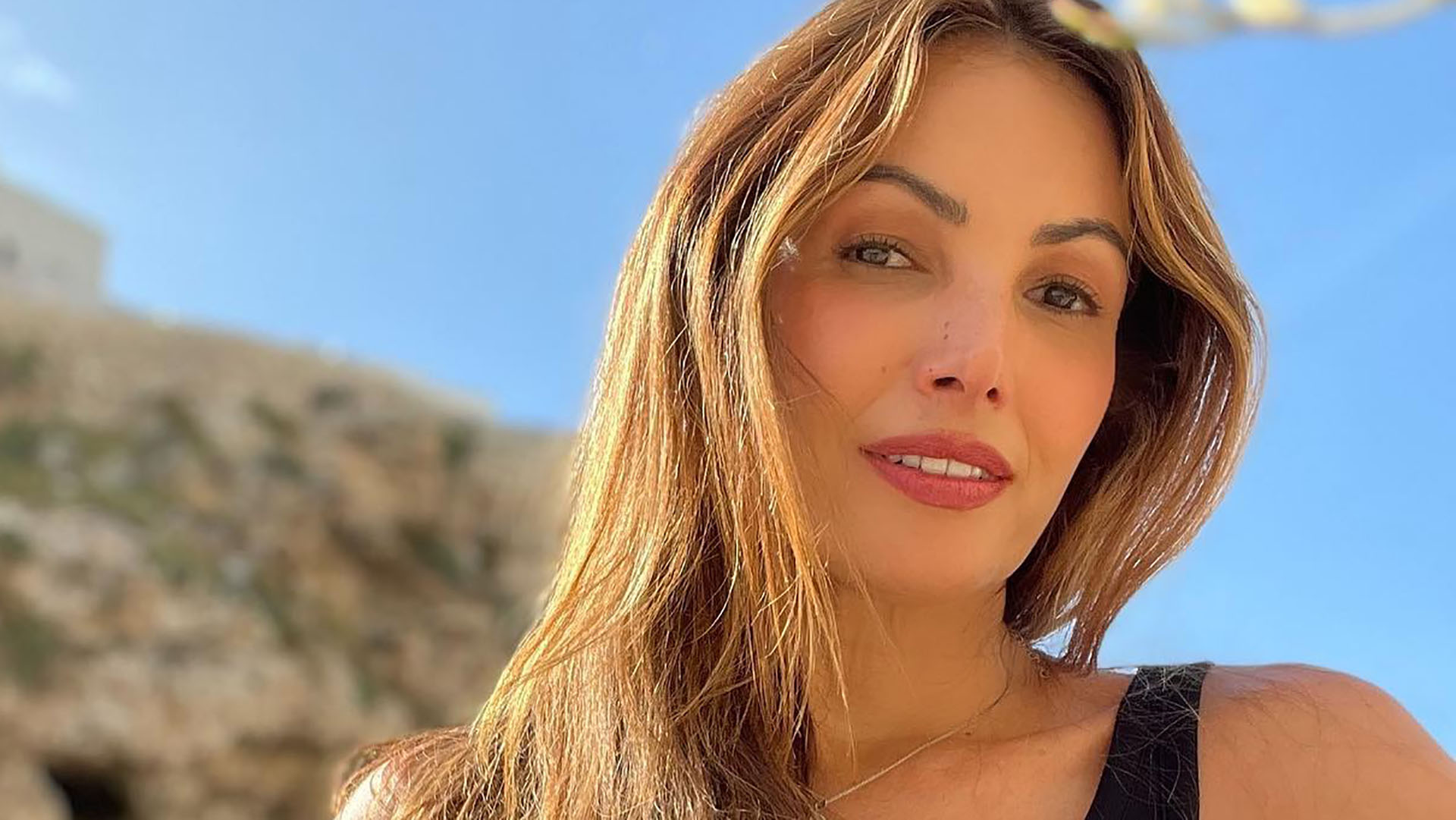Patrícia Poeta ostenta pernão em vestido de fenda em viagem: “Deusa”