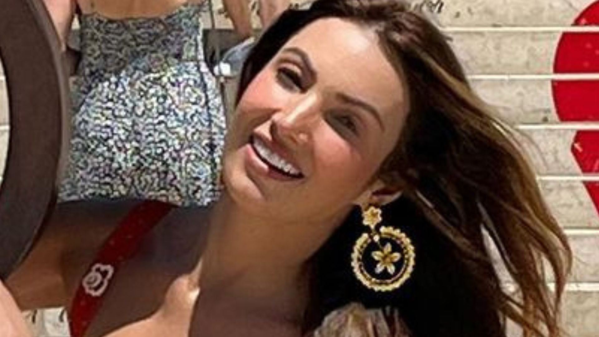 Patrícia Poeta posa de vestidinho vermelho e choca com corpo jovial: “Um sonho”