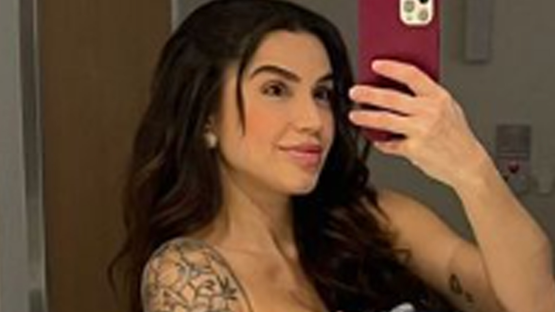 Ex-BBB Paula Amorim amamenta bebê de dois dias de vida: “Meu bezerrinho”