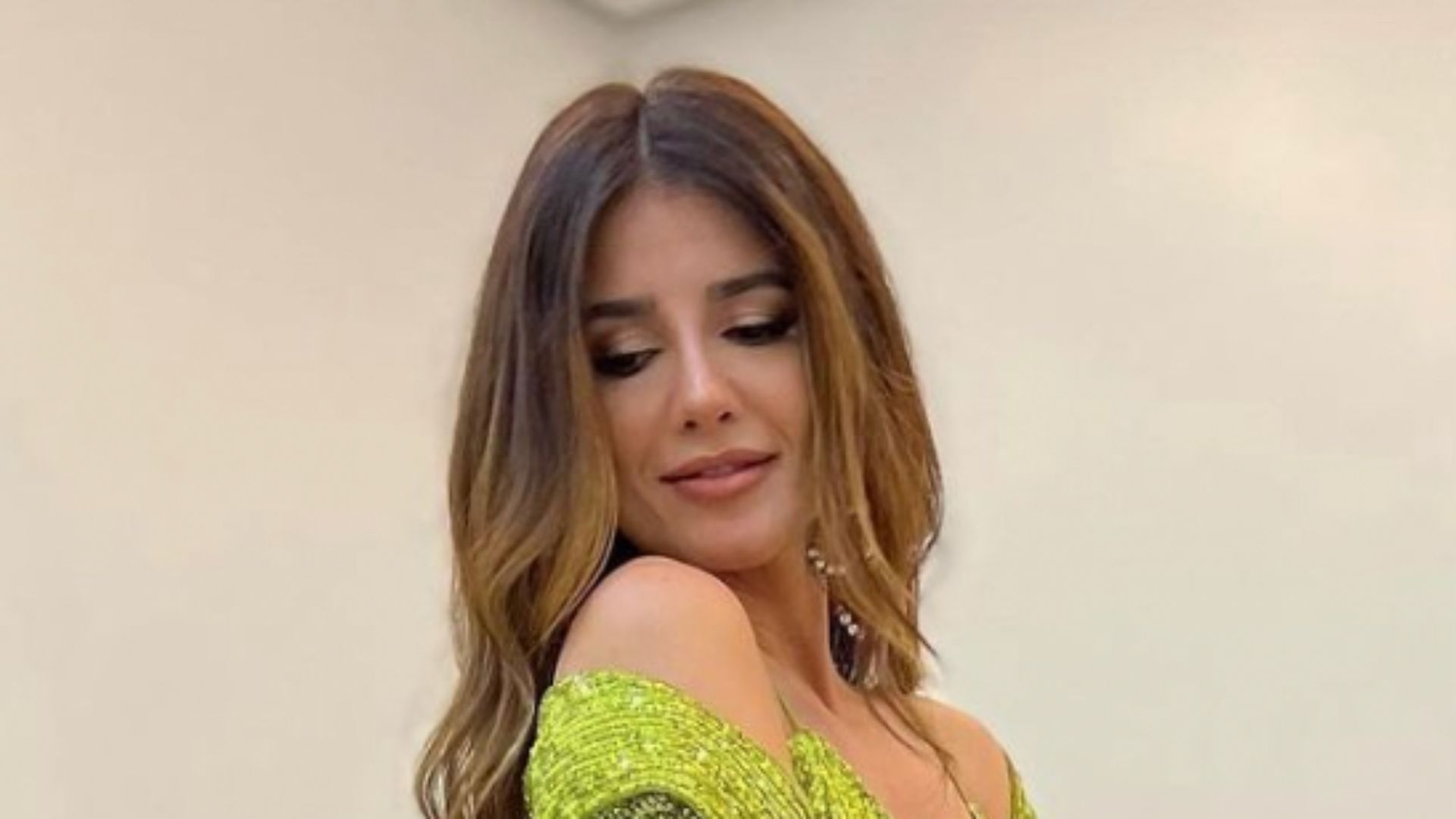 Paula Fernandes dá puxadinha na blusa e posa com o colo à mostra: “Mulher maravilhosa”