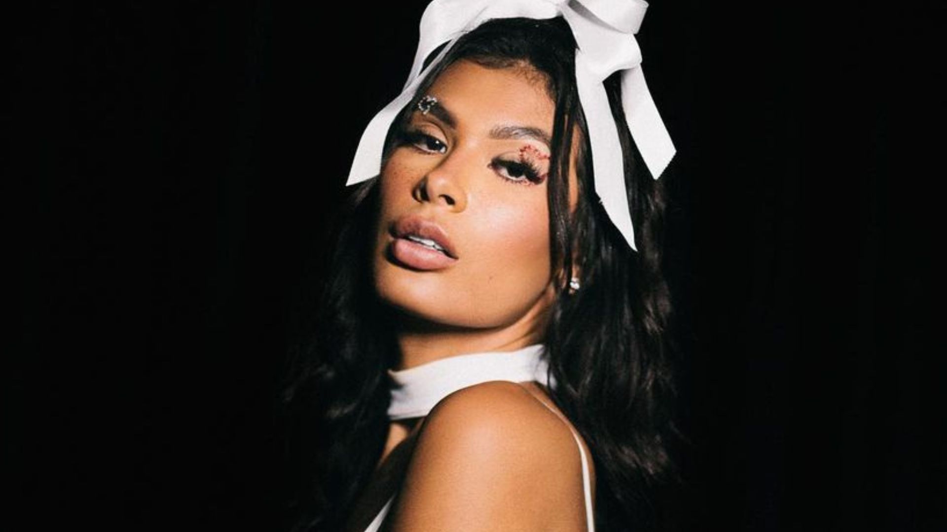 Pocah capricha em look de noiva sexy para festa junina e decotão choca: “Delícia”