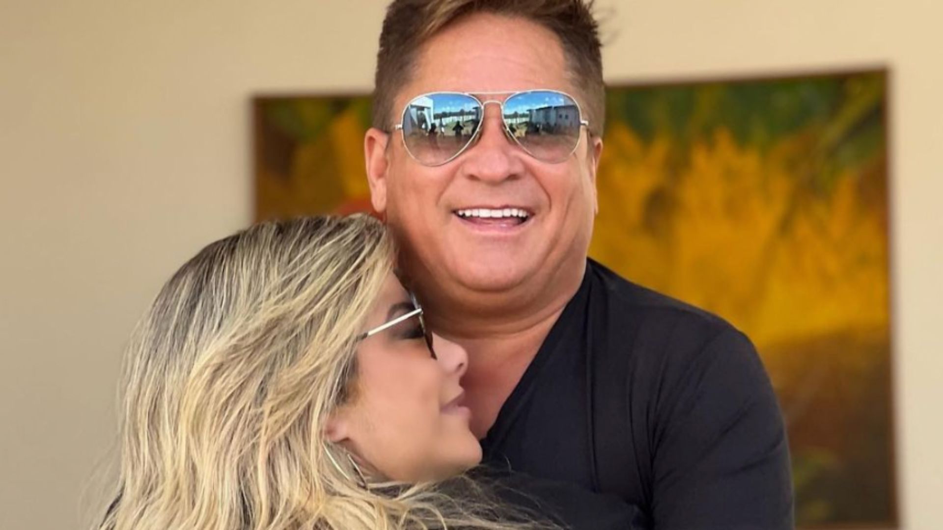 Poliana Rocha deixa a calcinha aparecer em foto nos braços de Leonardo: “Sortudo”