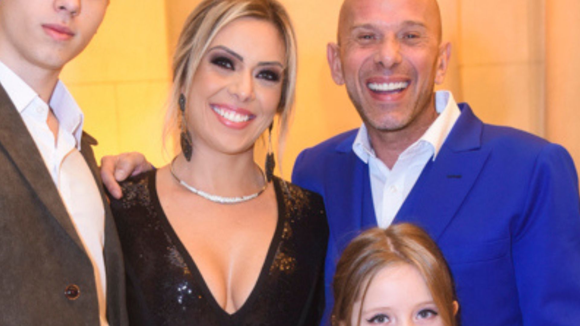 Raridade: Rafael Ilha surge com os dois filhos em casamento e beleza surpreende