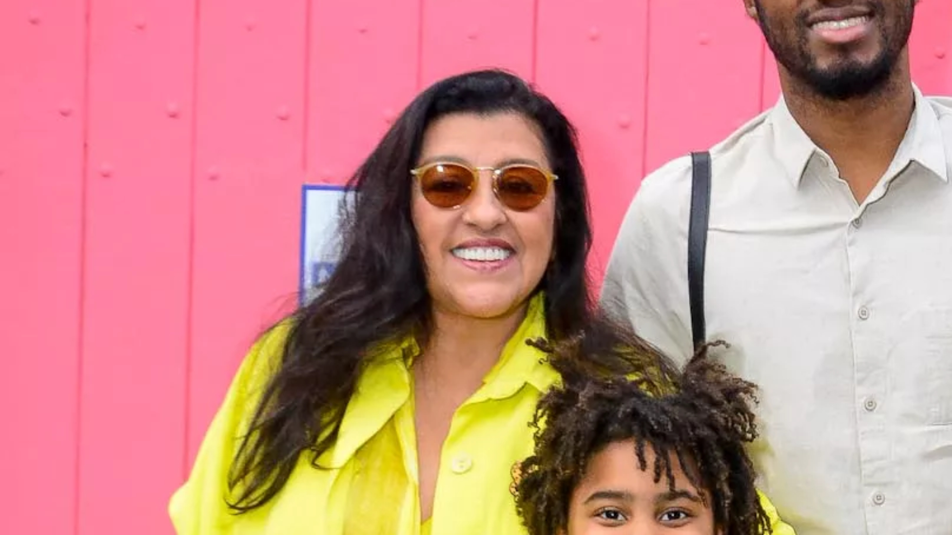 Regina Casé reúne família em clique raríssimo e celebra aniversário do neto