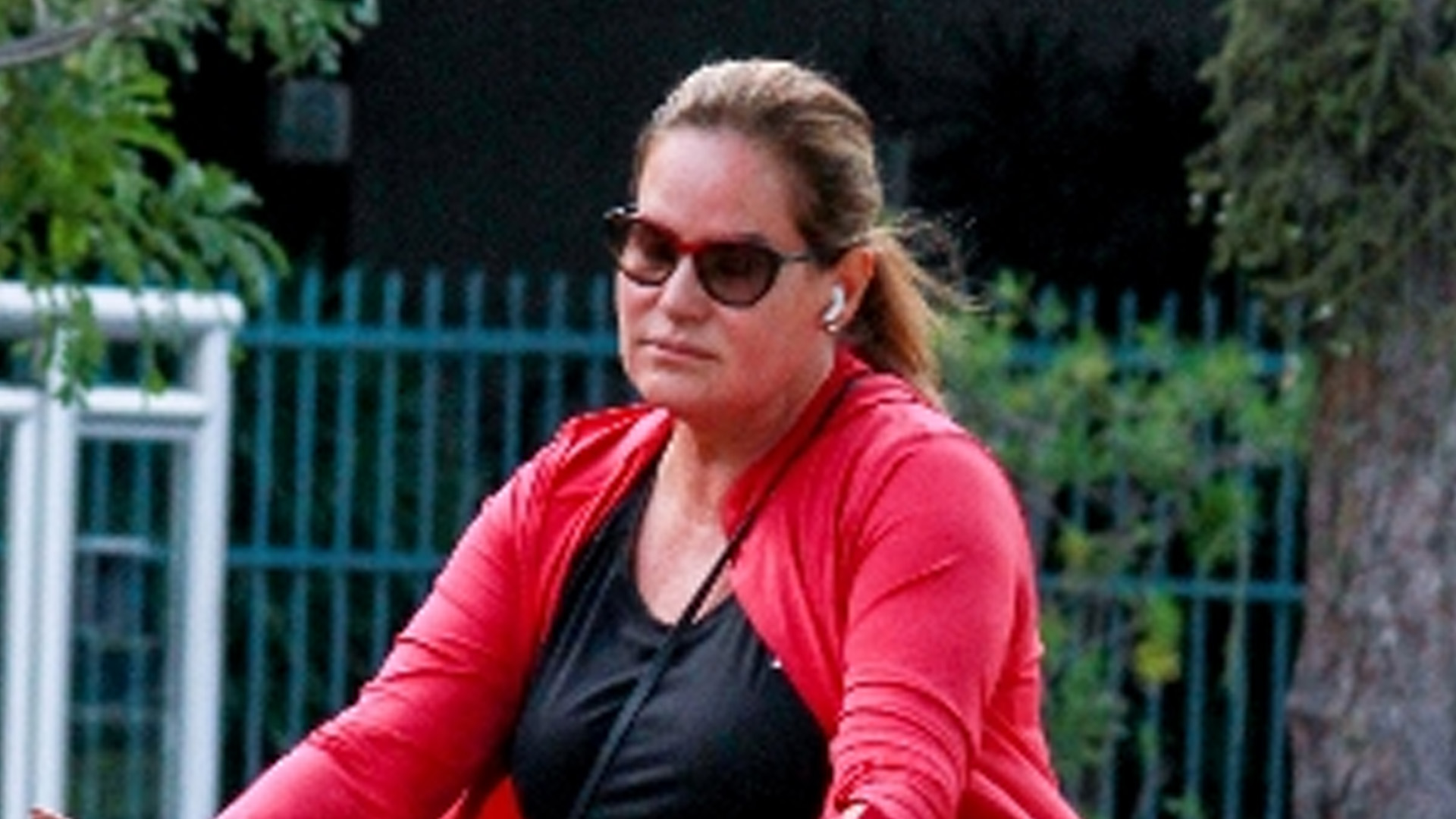 Renata Ceribelli pedala de legging aos 57 anos e exibe boa forma