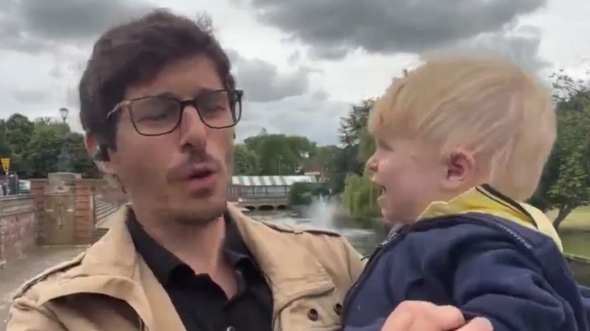 Repórter da BandNews entra ao vivo com filho no colo e passa apuros: “Não deu sossego”
