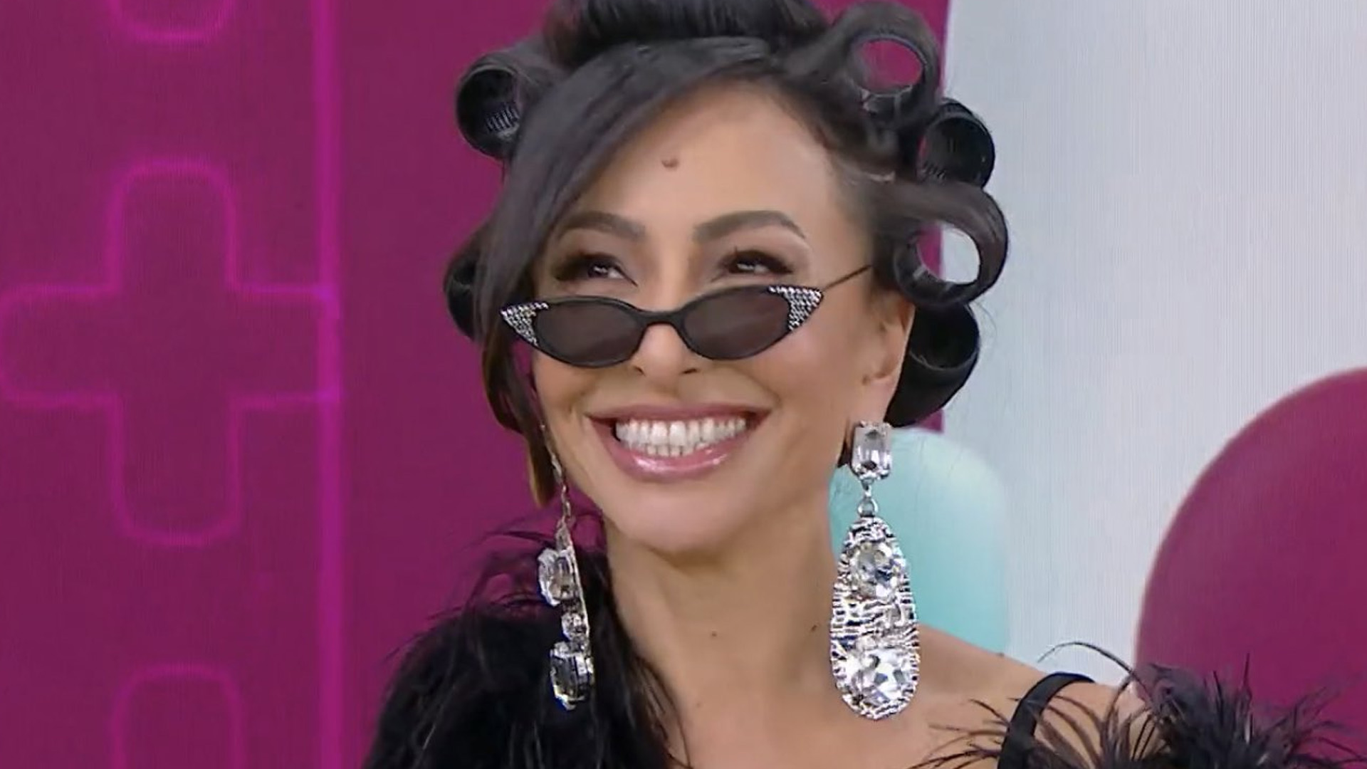 Sabrina Sato vira assunto com look diferentão no ‘Mais Você’: “Saiu atrasada”