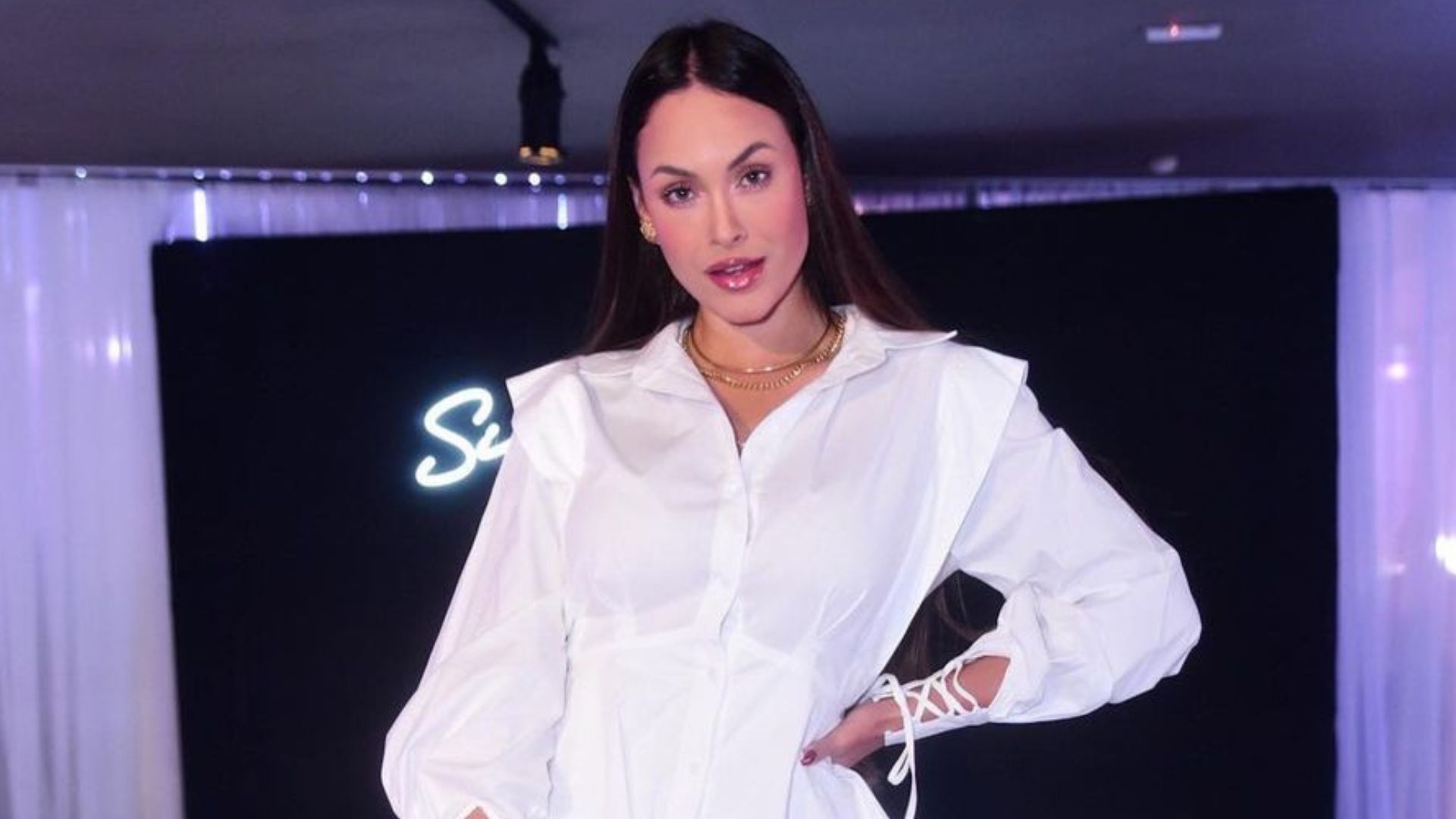 Ex-BBB Sarah Andrade arrasa com vestidinho branco e exibe pernões: “Modelo”