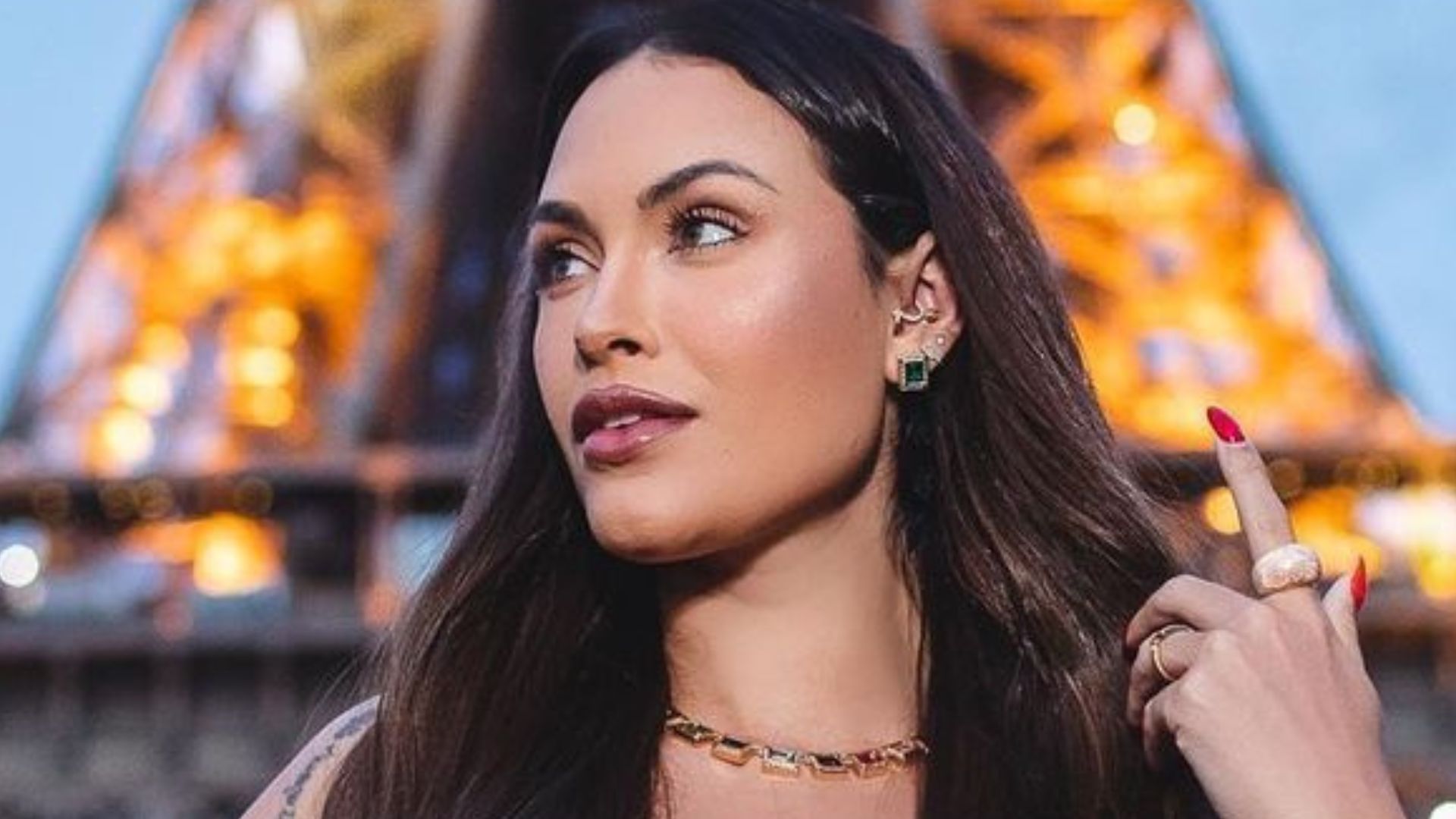 Em Paris, ex-BBB Sarah Andrade posa de vestido fendado até o quadril: “Um luxo”