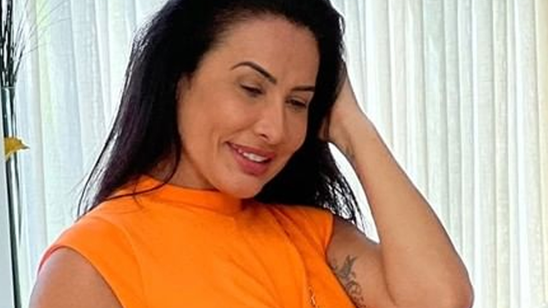 Aos 48 anos, Scheila Carvalho mostra barriga sarada e cinturinha: “Lindíssima”