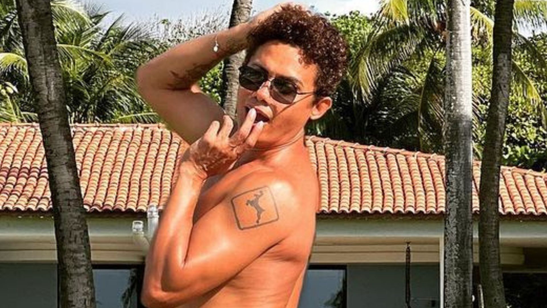 Silvero Pereira abaixa a sunga e mostra bumbum redondinho aos 40 anos: “Abusado”