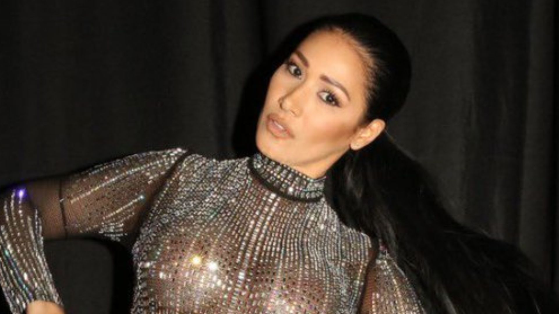 Simaria quase mostra tudo em vestido transparente e abusa com fenda alta: “Linda”
