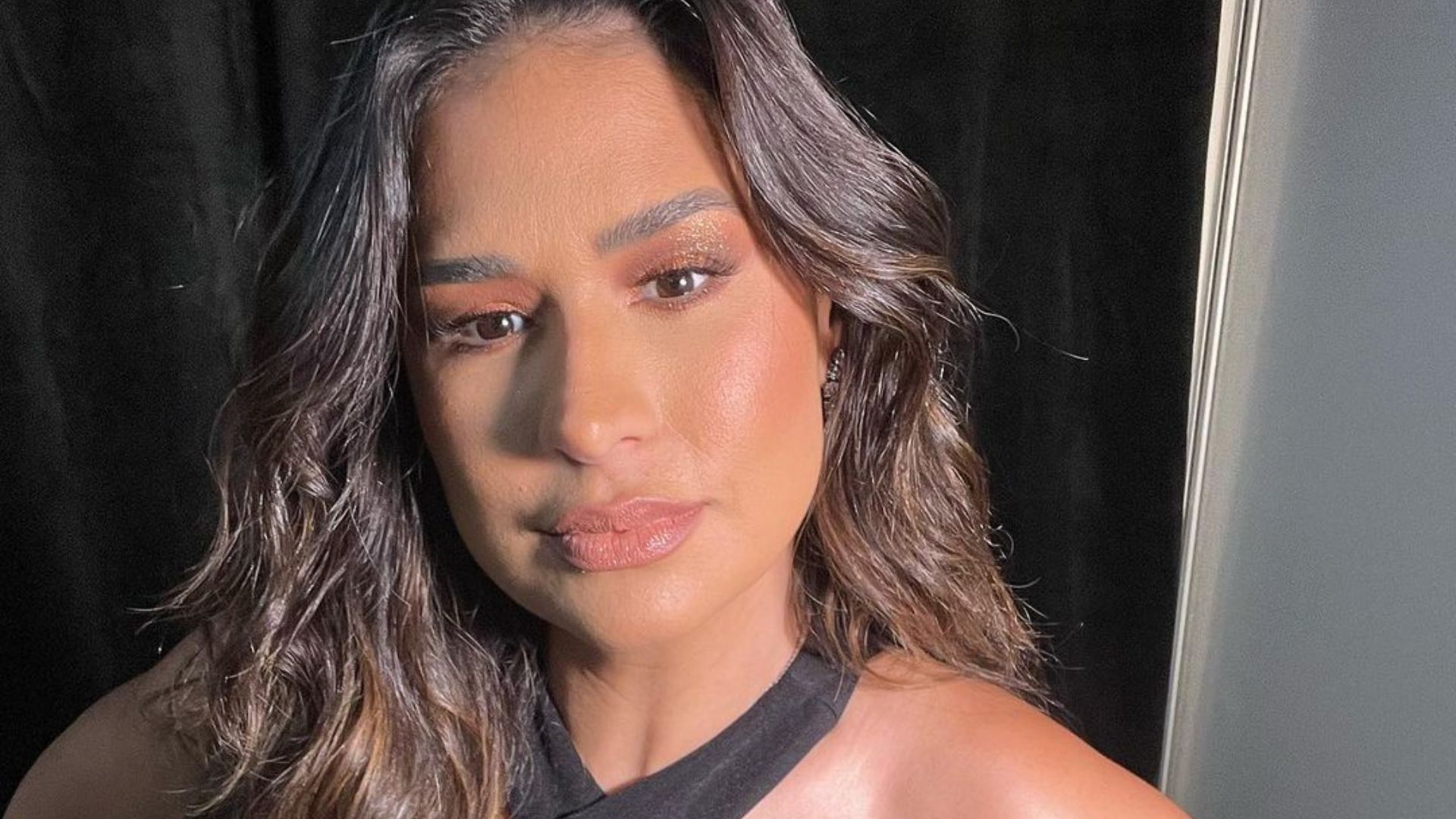 Sem sutiã, Simone faz show com decote até a barriga e deixa fãs babando: “Deusa”