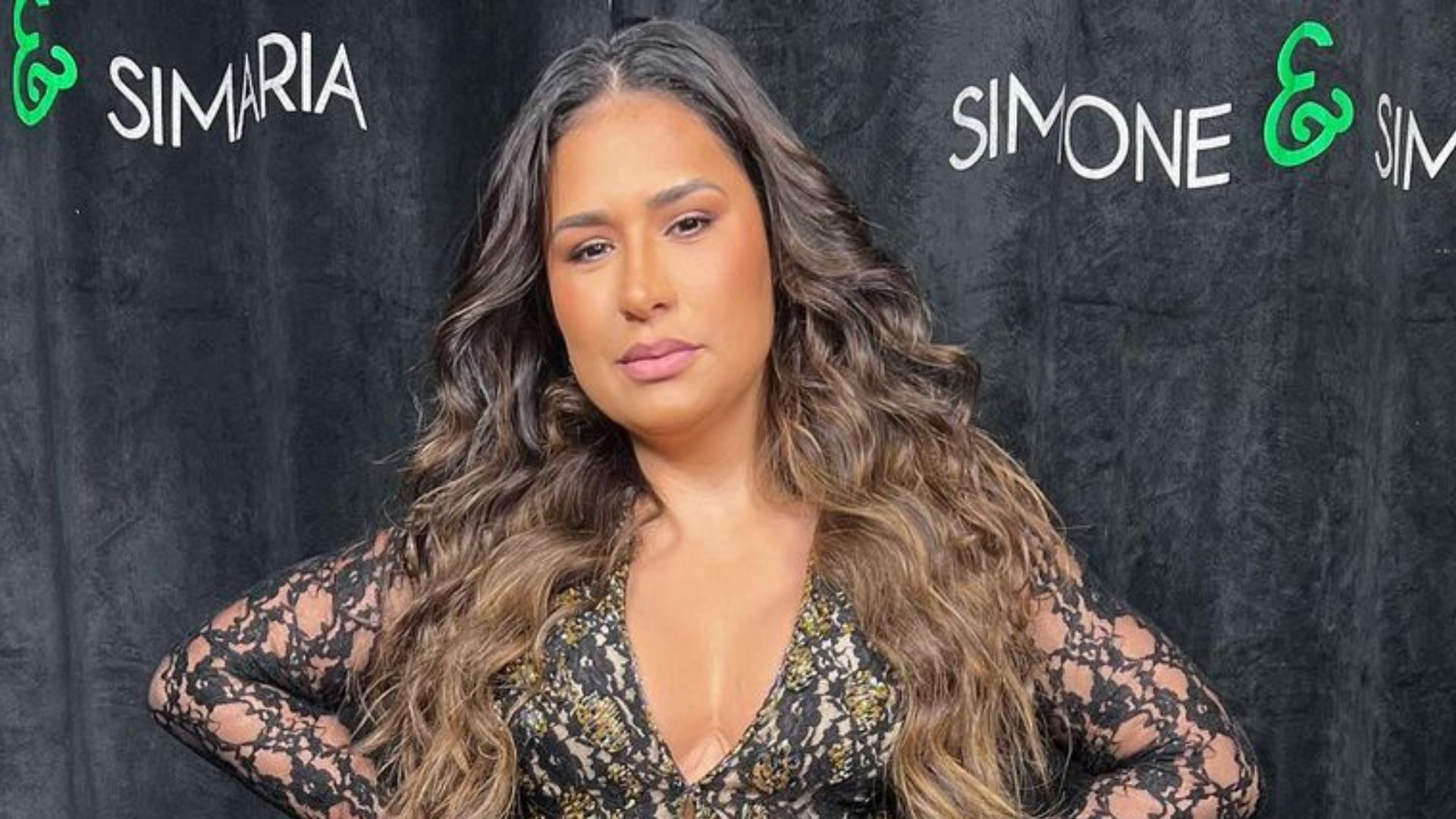 Sequinha, Simone surge com look transparente e barriga de fora em show: “Deusa”