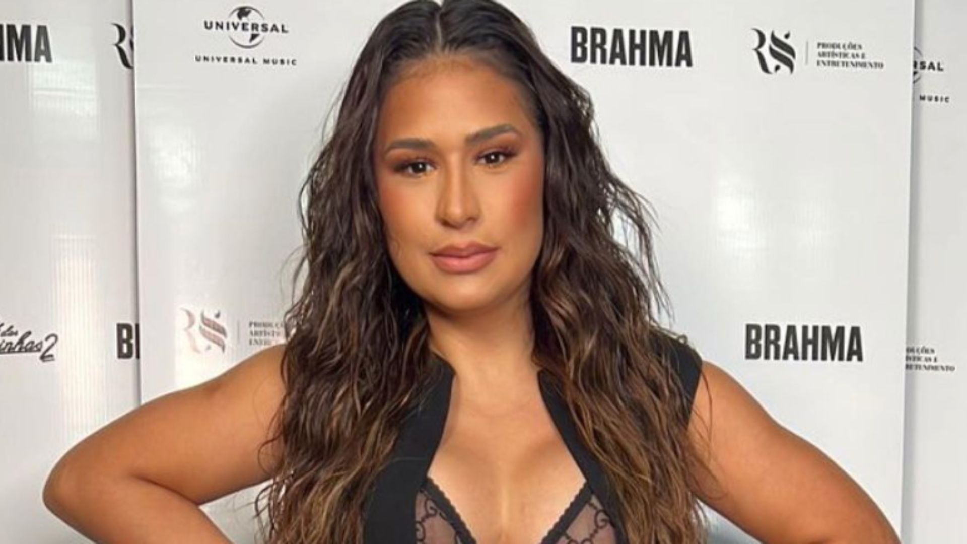 Simone causa e aparece para fazer show com sutiã transparente à mostra: “Que mulher”