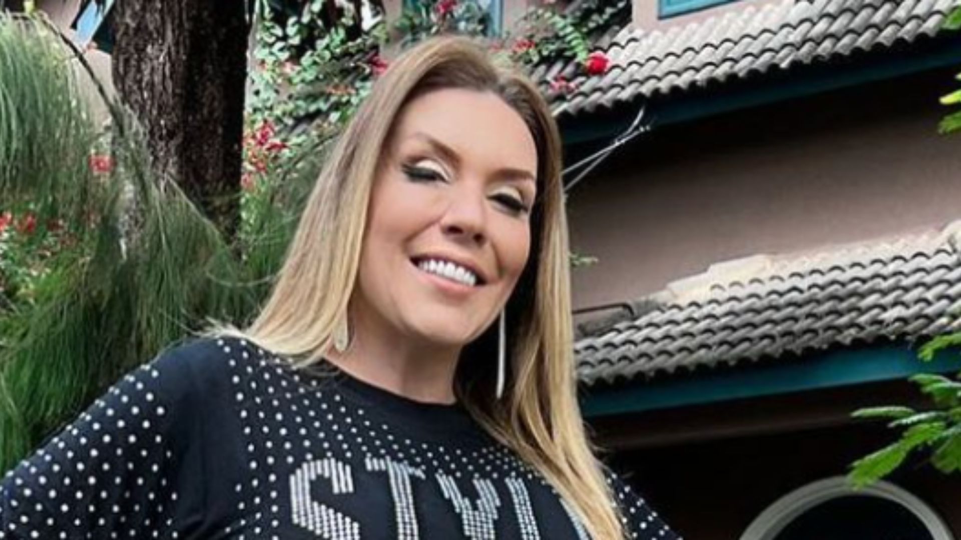 Jovial aos 45 anos, Simony posa com vestido curtíssimo e botas de cano alto: “Divina”