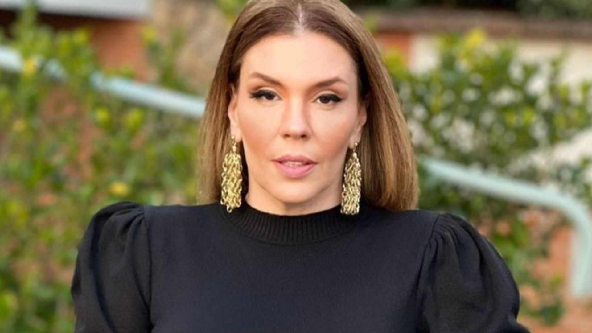 Aos 46 anos, Simony posa com vestido luxuoso e exibe corpo sequinho: “Me reinvento”